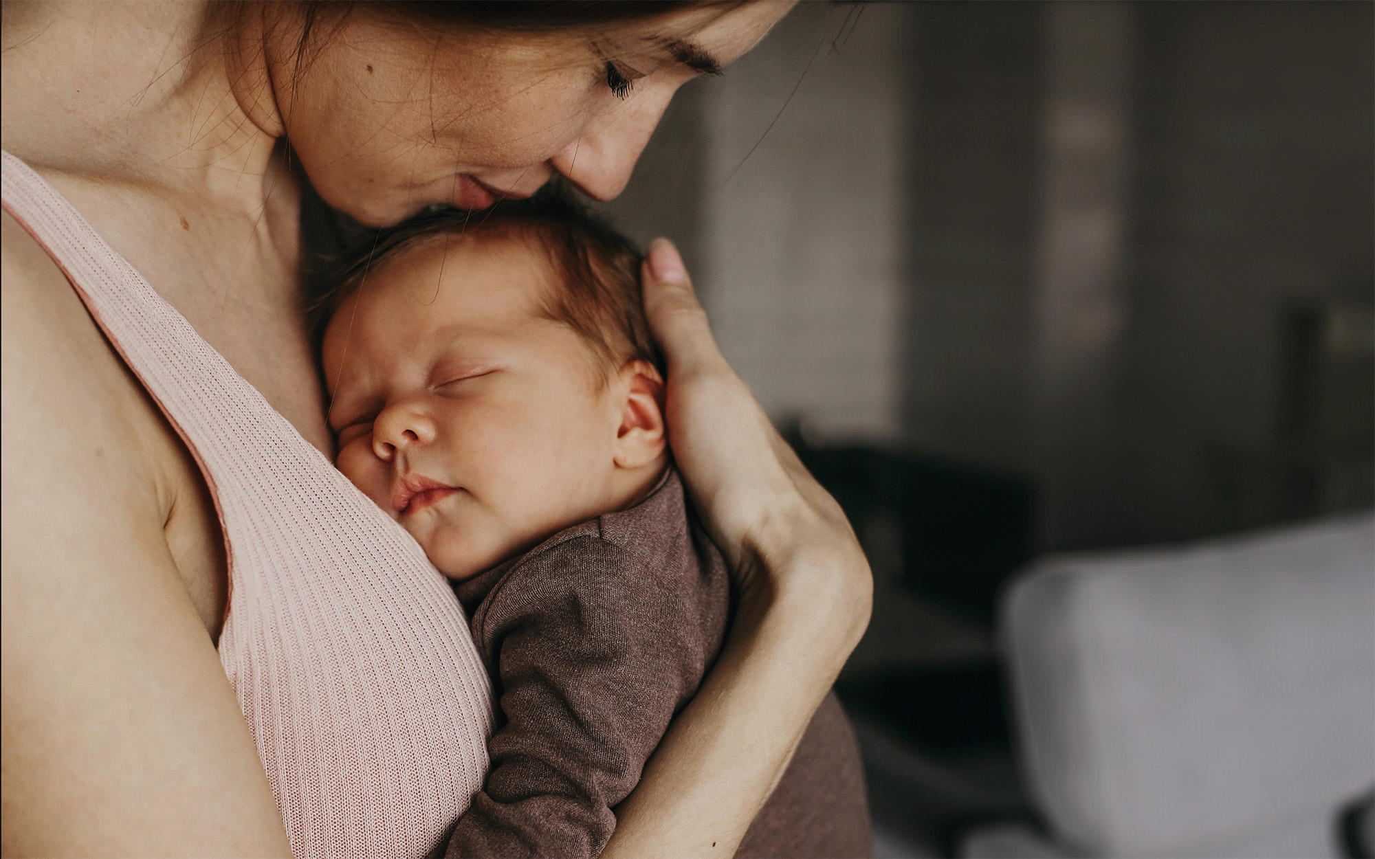 Mamma håller sitt nyfödda barn